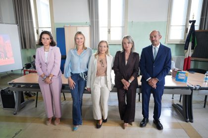 Primo giorno di scuola istituto via Galvani. Foto di gruppo con alcuni docenti e l'assessore Tironi