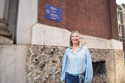 Primo giorno di scuola istituto via Galvani, l'assessore Tironi posa difronte alla targa della scuola