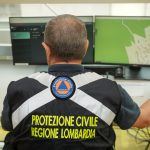 In foto un operatore di Protezione civile: Regione Lombardia al fianco dei territori colpiti dai danni del maltempo 2025