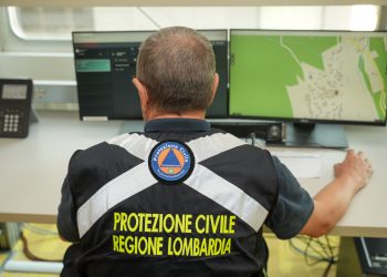 In foto un operatore di Protezione civile: Regione Lombardia al fianco dei territori colpiti dai danni del maltempo 2025