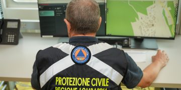 In foto un operatore di Protezione civile: Regione Lombardia al fianco dei territori colpiti dai danni del maltempo 2025
