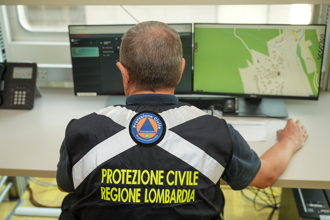 In foto un operatore di Protezione civile: Regione Lombardia al fianco dei territori colpiti dai danni del maltempo 2025