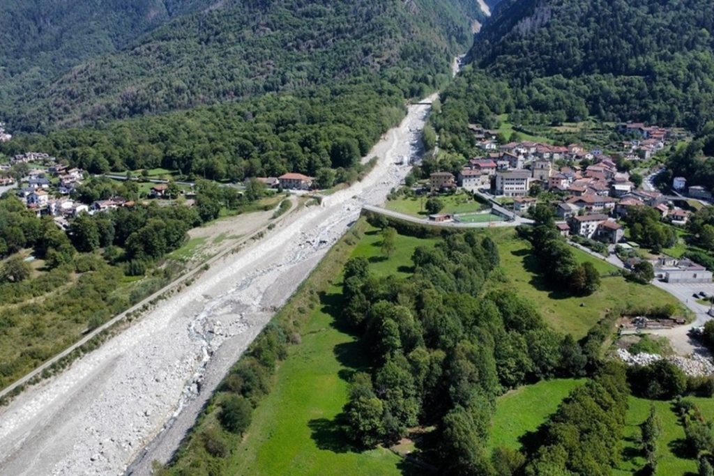 Una veduta aerea di Sonico dopo il maltempo di agosto