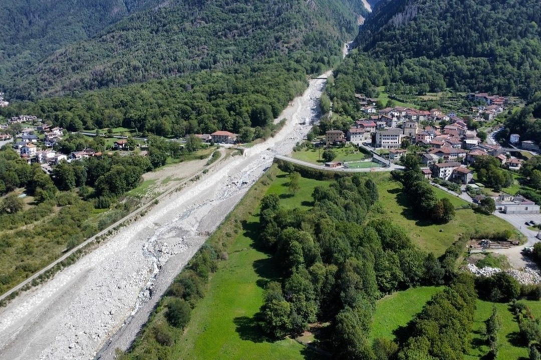 Una veduta aerea di Sonico dopo il maltempo di agosto