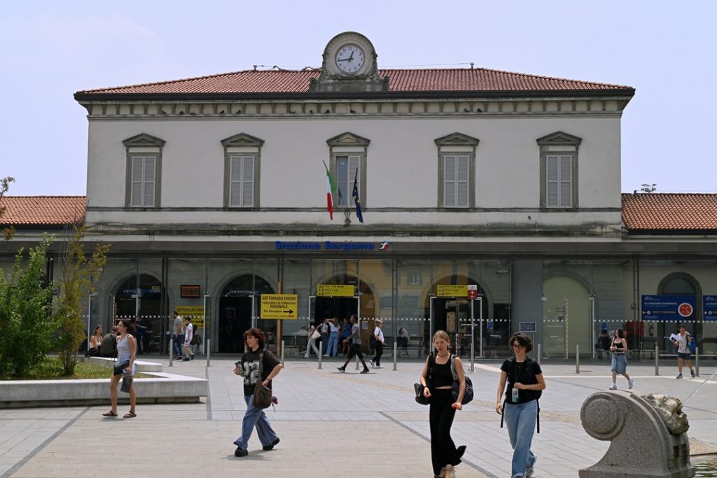 In foto la stazione di Bergamo: aumentano i controlli di Polizia locale vicino alla stazione ferroviaria