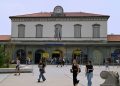 In foto la stazione di Bergamo: aumentano i controlli di Polizia locale vicino alla stazione ferroviaria