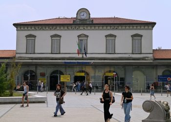 In foto la stazione di Bergamo: aumentano i controlli di Polizia locale vicino alla stazione ferroviaria