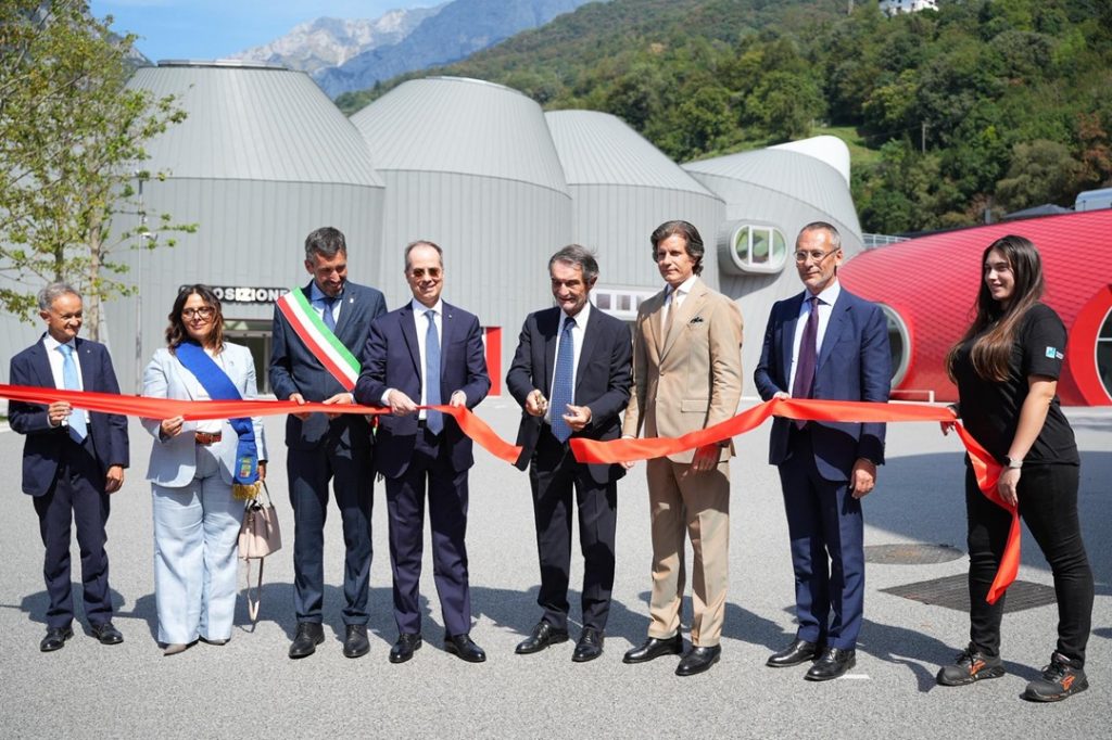 Taglio del nastro per il nuovo stabilimento della Moto Guzzi a Mandello del Lario