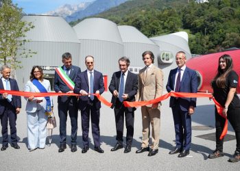 Taglio del nastro per il nuovo stabilimento della Moto Guzzi a Mandello del Lario