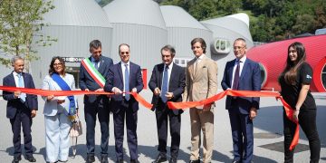 Taglio del nastro per il nuovo stabilimento della Moto Guzzi a Mandello del Lario