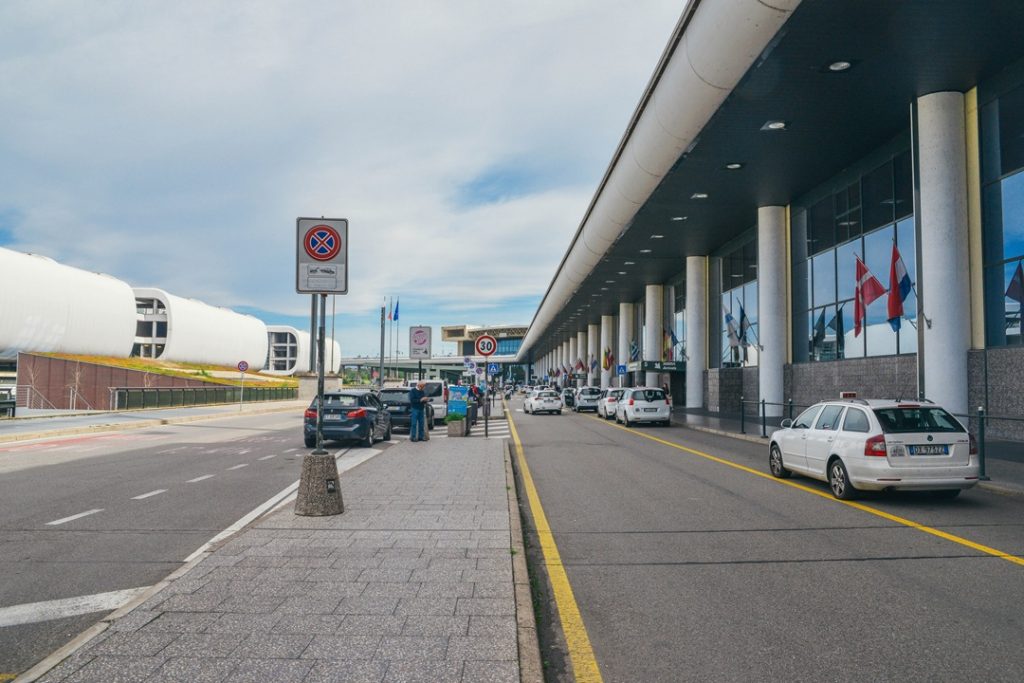 Dalla Lombardia un nuovo bando per il rinnovo della flotta dei Taxi (foto Rotenberg / Shutterstock)