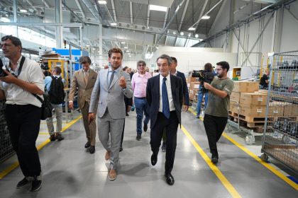 Il presidente Fontana in visita al nuovo stabilimento della Moto Guzzi