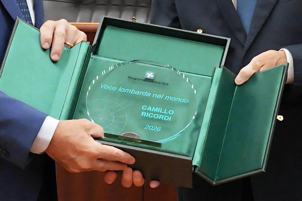 foto della targa data ai vincitori del premio Voce Lombarda nel mondo 2026