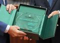 foto della targa data ai vincitori del premio Voce Lombarda nel mondo 2026