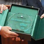 foto della targa data ai vincitori del premio Voce Lombarda nel mondo 2026