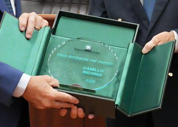 foto della targa data ai vincitori del premio Voce Lombarda nel mondo 2026