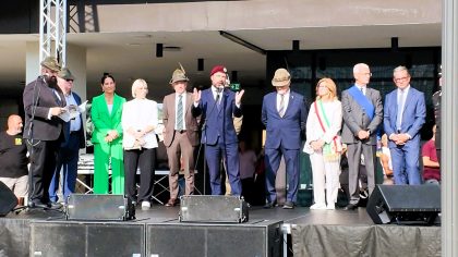 Foto dal palco in occasione della sfilata a Bergamo per il 105° anniversario. Presenti l'assessore Paolo Franco e l'assessore Claudia Maria Terzi