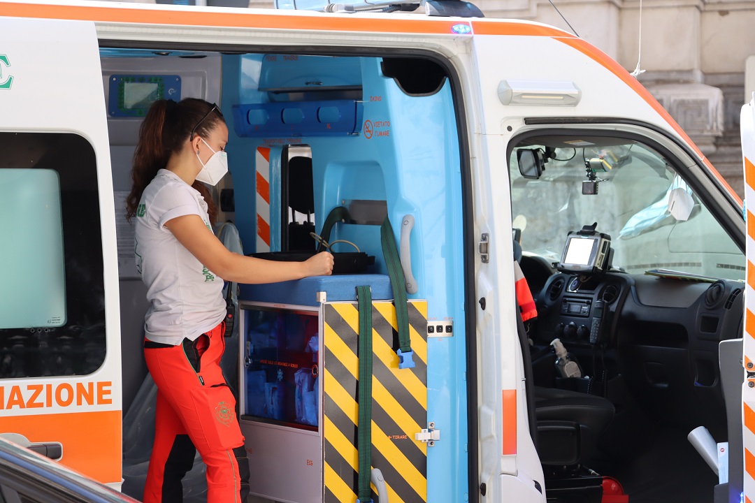 un'ambulanza destinata al trasporto sanitario non urgente dei fragili in Lombardia