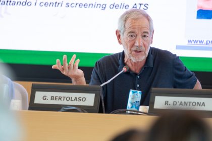 L'assessore Guido Bertolaso durante un suo intervento. La foto è utilizzata per l'articolo su campagna immunizzazione in Lombardia contro virus sinciziale