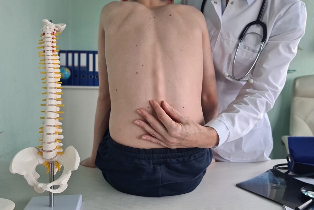 immagine di visita ortopedica con un ragazzino per dare l'idea della campagna social del Gaetano pini su attività rivolte a bimbi e giovani