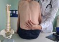 immagine di visita ortopedica con un ragazzino per dare l'idea della campagna social del Gaetano pini su attività rivolte a bimbi e giovani