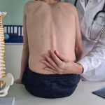 immagine di visita ortopedica con un ragazzino per dare l'idea della campagna social del Gaetano pini su attività rivolte a bimbi e giovani
