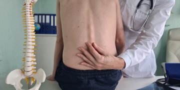 immagine di visita ortopedica con un ragazzino per dare l'idea della campagna social del Gaetano pini su attività rivolte a bimbi e giovani