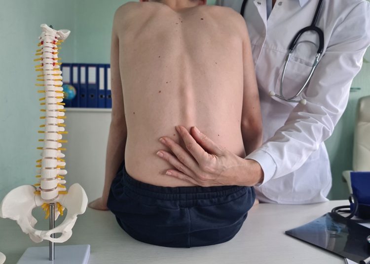 immagine di visita ortopedica con un ragazzino per dare l'idea della campagna social del Gaetano pini su attività rivolte a bimbi e giovani