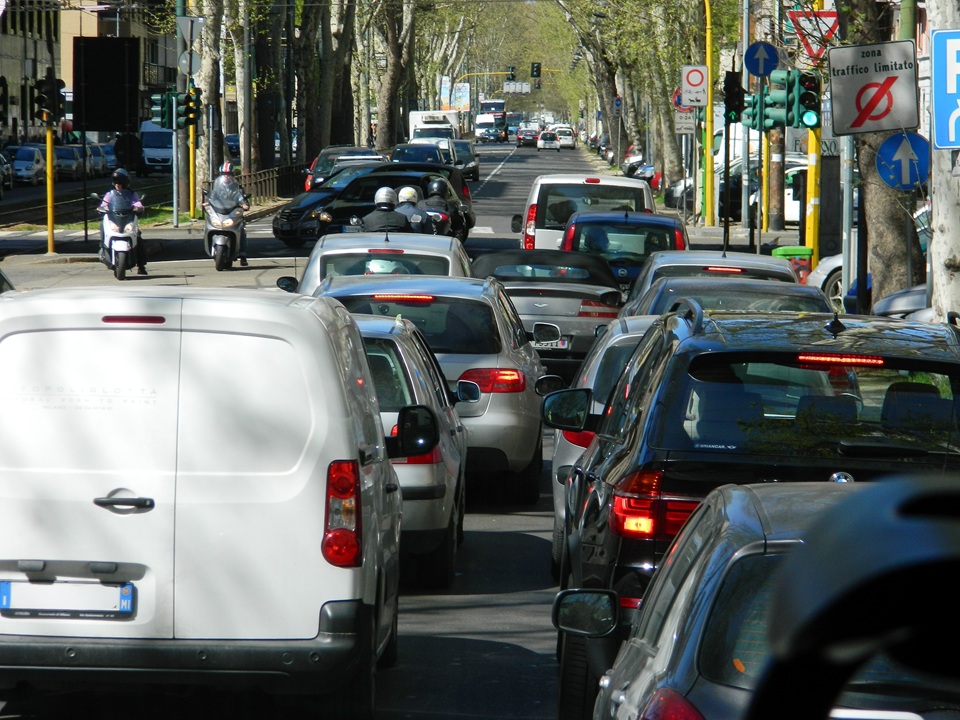 immagine del traffico per dare l'idea del rinvio del blocco degli eiro 5 diesel approvato dal Governo