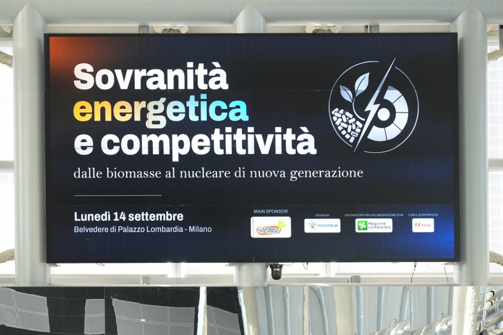Il ledwall del convegno a Palazzo Lombardia su energia e sovranità energetica in cui è intervenuto il presidente Fontana
