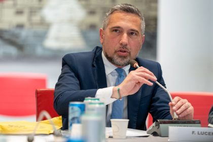 Assessore Franco Lucente durante un suo intervento, immagine utilizzata per rinnovo Dote Trasporti 2027