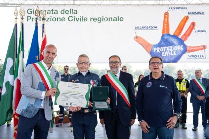 In foto l'assessore regionale alla Sicurezza e Protezione civile Romano La Russa nel corso della premiazione alla Giornata della protezione civile regionale