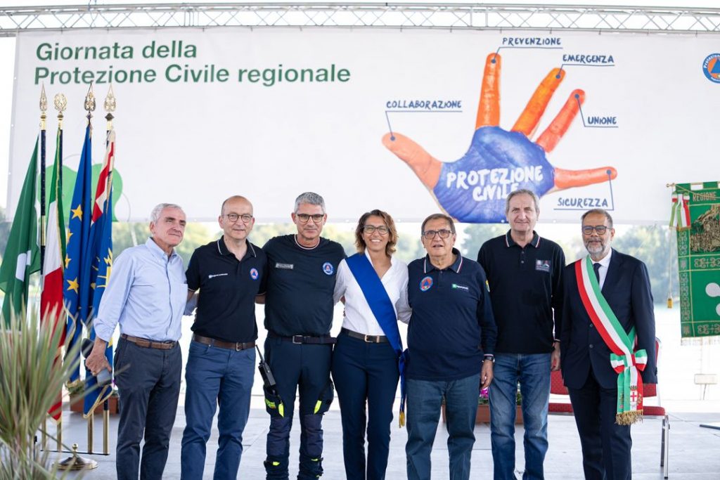 In foto l'assessore regionale alla Sicurezza e Protezione civile Romano La Russa nel corso della premiazione alla Giornata della protezione civile regionale