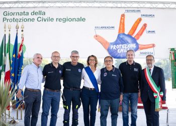 In foto l'assessore regionale alla Sicurezza e Protezione civile Romano La Russa nel corso della premiazione alla Giornata della protezione civile regionale