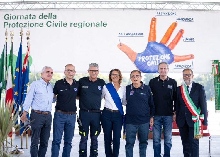 In foto l'assessore regionale alla Sicurezza e Protezione civile Romano La Russa nel corso della premiazione alla Giornata della protezione civile regionale