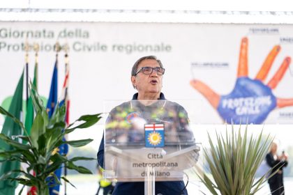In foto l'assessore regionale alla Sicurezza e Protezione civile Romano La Russa nel corso della premiazione alla Giornata della protezione civile regionale