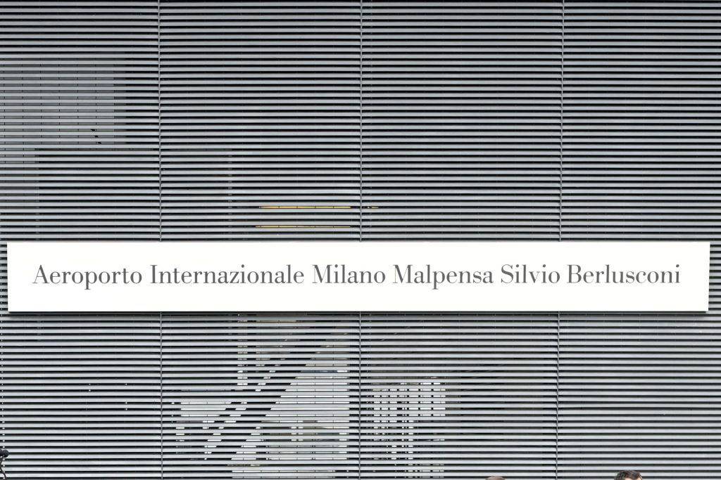 Aeroporto internazionale Malpensa intitolato a Silvio Berlusconi, la targa