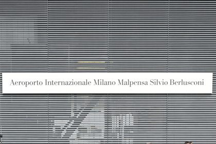 Aeroporto internazionale Malpensa intitolato a Silvio Berlusconi, la targa