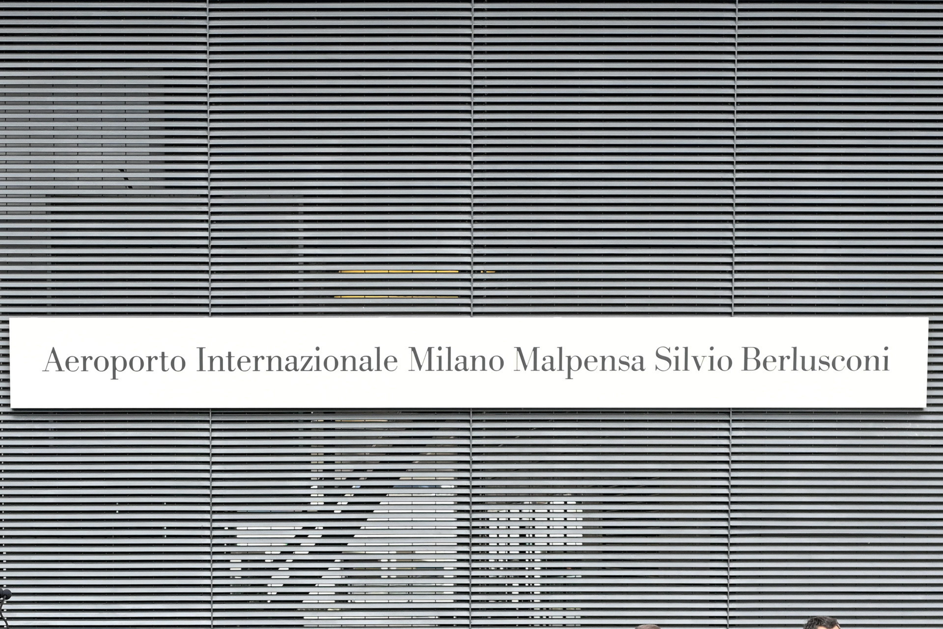 Aeroporto Malpensa intitolato a Silvio Berlusconi, la targa
