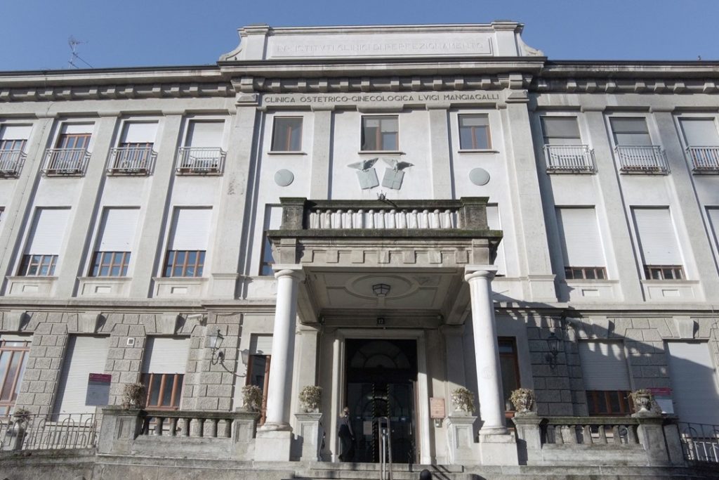 foto dell'ingresso della clinica Mangiagalli di Milano che ha festeggiato 120 anni durante un evento a cui ha partecipato anche assessore Bertolaso