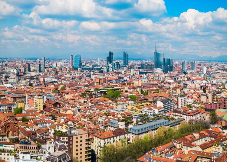 Milano dall'alto, una delle città a cui arriveranno risorse per il progetto di Regione che sostiene riqualificazione di edifici della cultura e loro restauro