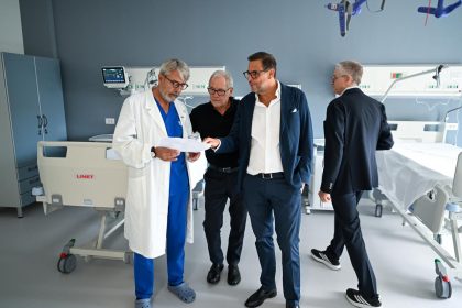 L'assessore Bertolaso durante la visita alla nuove strutture dell'ospedale Niguarda