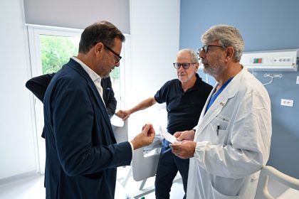 L'assessore Alparone durante la visita alla nuove strutture dell'ospedale Niguarda