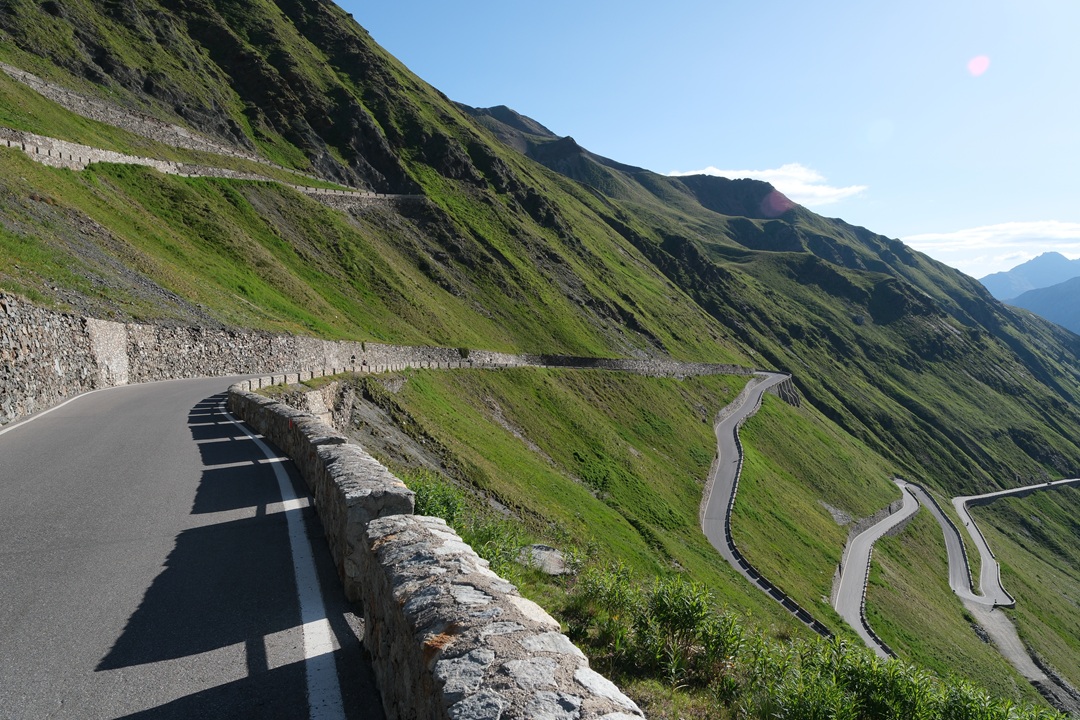 foto generica passo stelvio per dare idea del comunicato su resentazione a bormio dei risultati progetto arc per mobilità sostenibile tra italia e svizzera