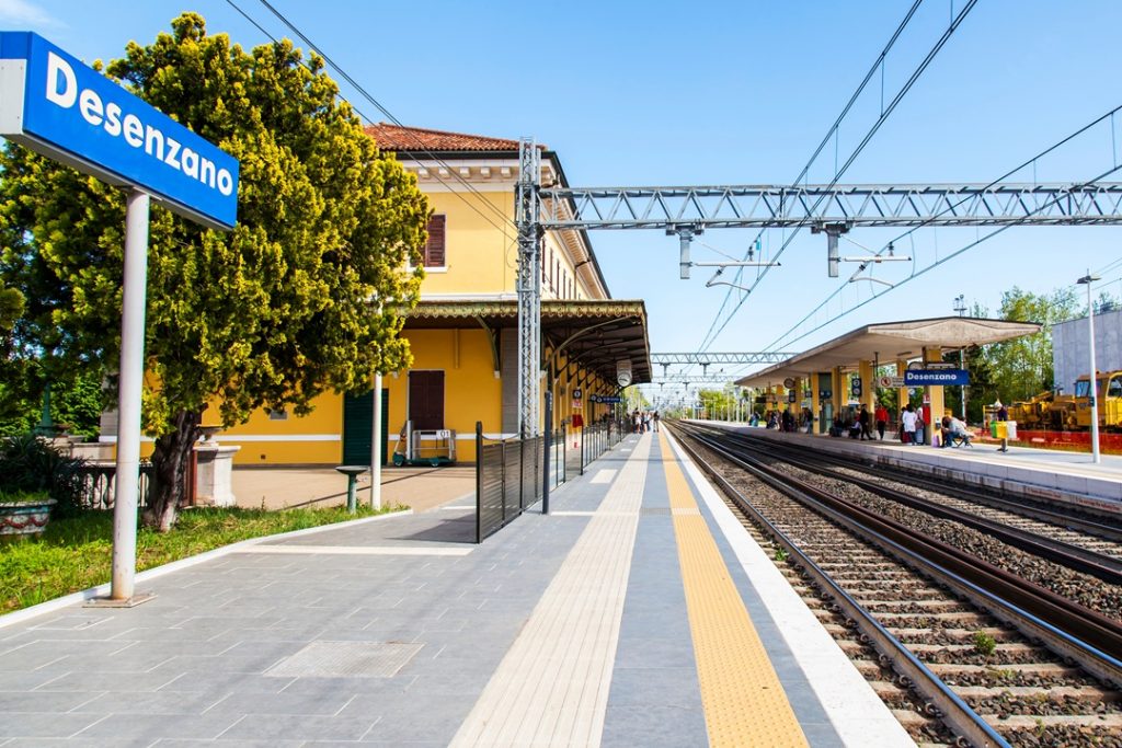 La Dote Trasporti 2027 rimborsa fino a 90 euro al mese sulle tratte Milano-Brescia-Desenzano del Garda (in foto la stazione ferroviaria) -Peschiera del Garda.