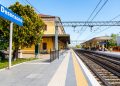 La Dote Trasporti 2027 rimborsa fino a 90 euro al mese sulle tratte Milano-Brescia-Desenzano del Garda (in foto la stazione ferroviaria) -Peschiera del Garda.