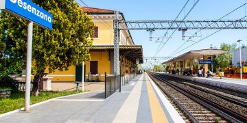 La Dote Trasporti 2027 rimborsa fino a 90 euro al mese sulle tratte Milano-Brescia-Desenzano del Garda (in foto la stazione ferroviaria) -Peschiera del Garda.