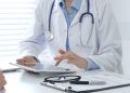 Cambiano i tempi di validità delle ricette in Lombardia. La foto mostra un medico che prescrive una ricetta con il tablet. Si trova sulla sua scrivania difronte al paziente