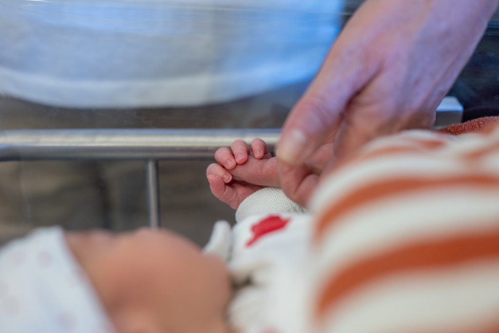 Un neonato che stringe il dito al genitore. Immagine utilizzata per articolo boom di nascite (tredici nati in 24 ore) all'ospedale San Gerardo di Monza