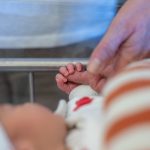 Un neonato che stringe il dito al genitore. Immagine utilizzata per articolo boom di nascite (tredici nati in 24 ore) all'ospedale San Gerardo di Monza